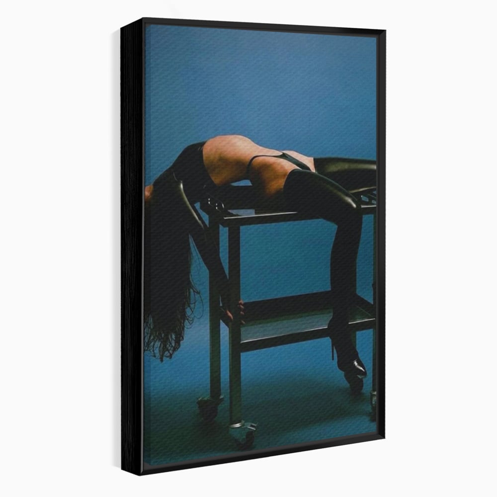 Tablou Canvas Premium, LuxCanva® P1057, Coregrafia Trupului, Gravitatie, Senzual, Lumina, Umbre, Corp, Iubire, Dezlantuire, Timiditate, Cizme, Albastru, Masa, Echilibru, Living, Dormitor