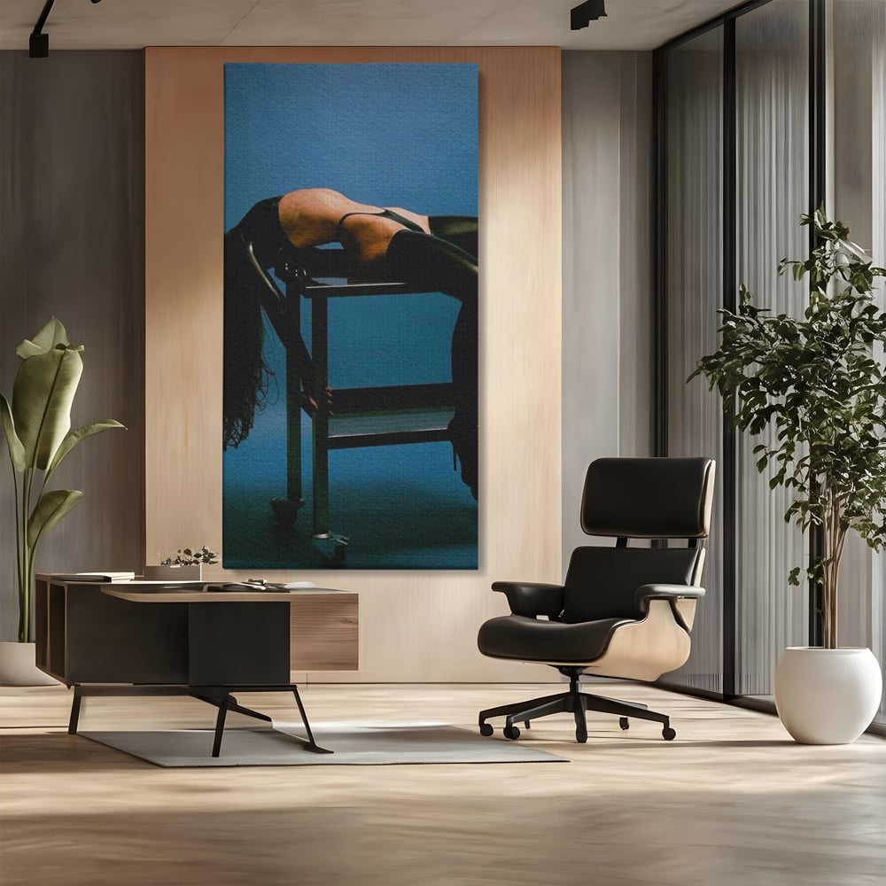 Tablou Canvas Premium, LuxCanva® P1057, Coregrafia Trupului, Gravitatie, Senzual, Lumina, Umbre, Corp, Iubire, Dezlantuire, Timiditate, Cizme, Albastru, Masa, Echilibru, Living, Dormitor