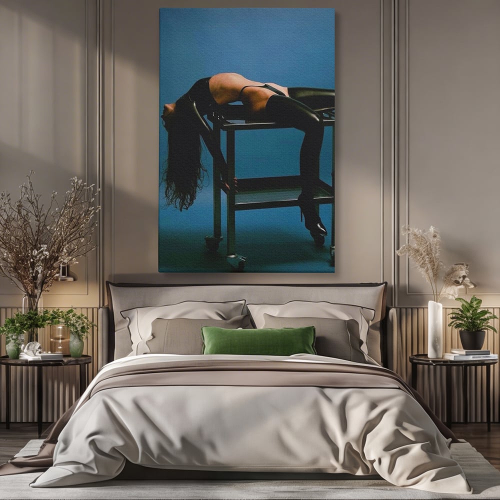 Tablou Canvas Premium, LuxCanva® P1057, Coregrafia Trupului, Gravitatie, Senzual, Lumina, Umbre, Corp, Iubire, Dezlantuire, Timiditate, Cizme, Albastru, Masa, Echilibru, Living, Dormitor