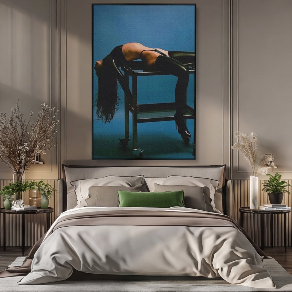 Tablou Canvas Premium, LuxCanva® P1057, Coregrafia Trupului, Gravitatie, Senzual, Lumina, Umbre, Corp, Iubire, Dezlantuire, Timiditate, Cizme, Albastru, Masa, Echilibru, Living, Dormitor