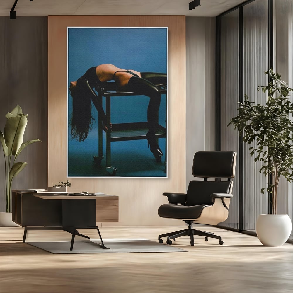 Tablou Canvas Premium, LuxCanva® P1057, Coregrafia Trupului, Gravitatie, Senzual, Lumina, Umbre, Corp, Iubire, Dezlantuire, Timiditate, Cizme, Albastru, Masa, Echilibru, Living, Dormitor