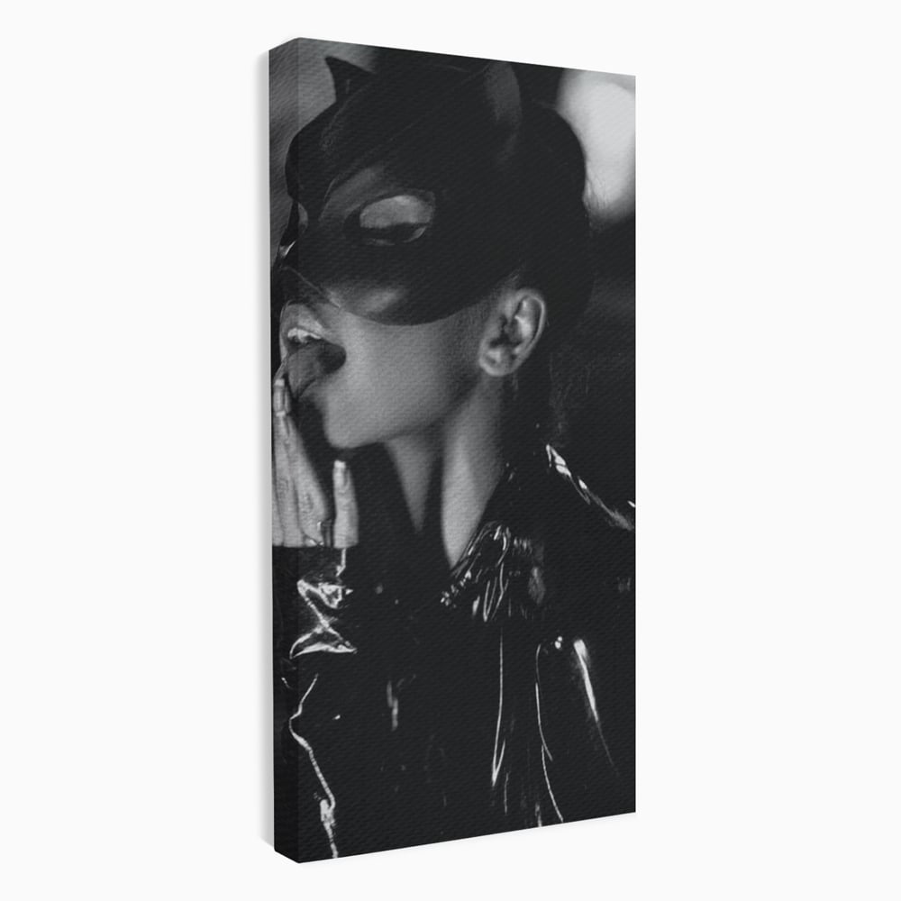 Leinwand Premium Canvas Wandkunst, LuxCanva® P1058, Im Zeichen der Katze, Maske, Exzentrisch, Identität, Schwarz, Nächtlich, Spiel, Ritual, Katze, Kostüm, Sinnlich, Provokativ, Wohnen, Schlafzimmer
