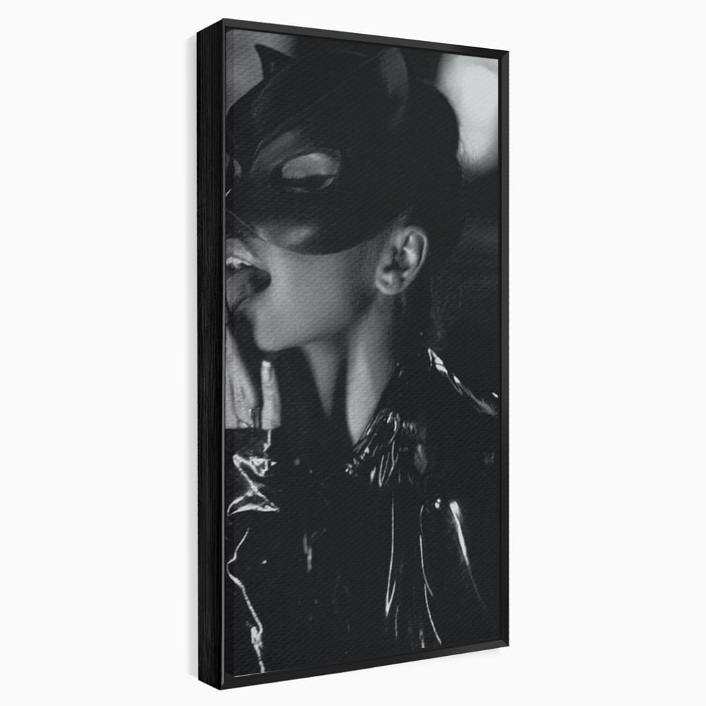 Leinwand Premium Canvas Wandkunst, LuxCanva® P1058, Im Zeichen der Katze, Maske, Exzentrisch, Identität, Schwarz, Nächtlich, Spiel, Ritual, Katze, Kostüm, Sinnlich, Provokativ, Wohnen, Schlafzimmer