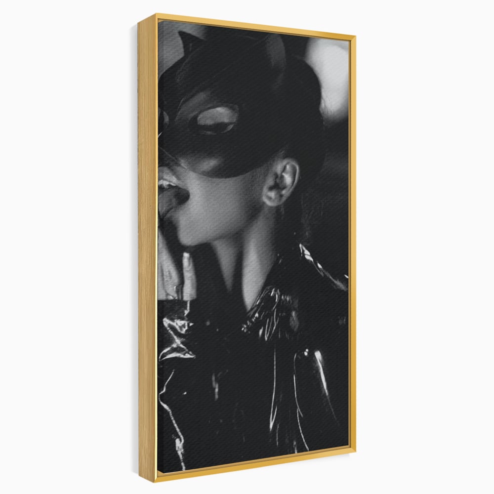 Leinwand Premium Canvas Wandkunst, LuxCanva® P1058, Im Zeichen der Katze, Maske, Exzentrisch, Identität, Schwarz, Nächtlich, Spiel, Ritual, Katze, Kostüm, Sinnlich, Provokativ, Wohnen, Schlafzimmer