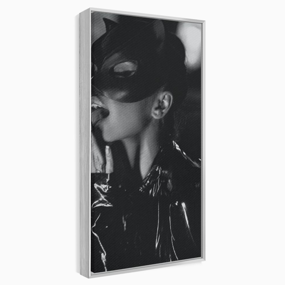 Leinwand Premium Canvas Wandkunst, LuxCanva® P1058, Im Zeichen der Katze, Maske, Exzentrisch, Identität, Schwarz, Nächtlich, Spiel, Ritual, Katze, Kostüm, Sinnlich, Provokativ, Wohnen, Schlafzimmer