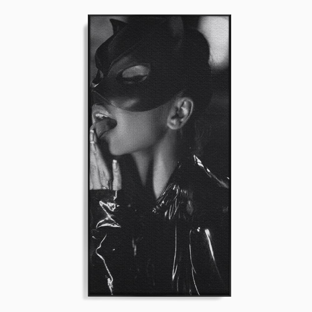 Leinwand Premium Canvas Wandkunst, LuxCanva® P1058, Im Zeichen der Katze, Maske, Exzentrisch, Identität, Schwarz, Nächtlich, Spiel, Ritual, Katze, Kostüm, Sinnlich, Provokativ, Wohnen, Schlafzimmer
