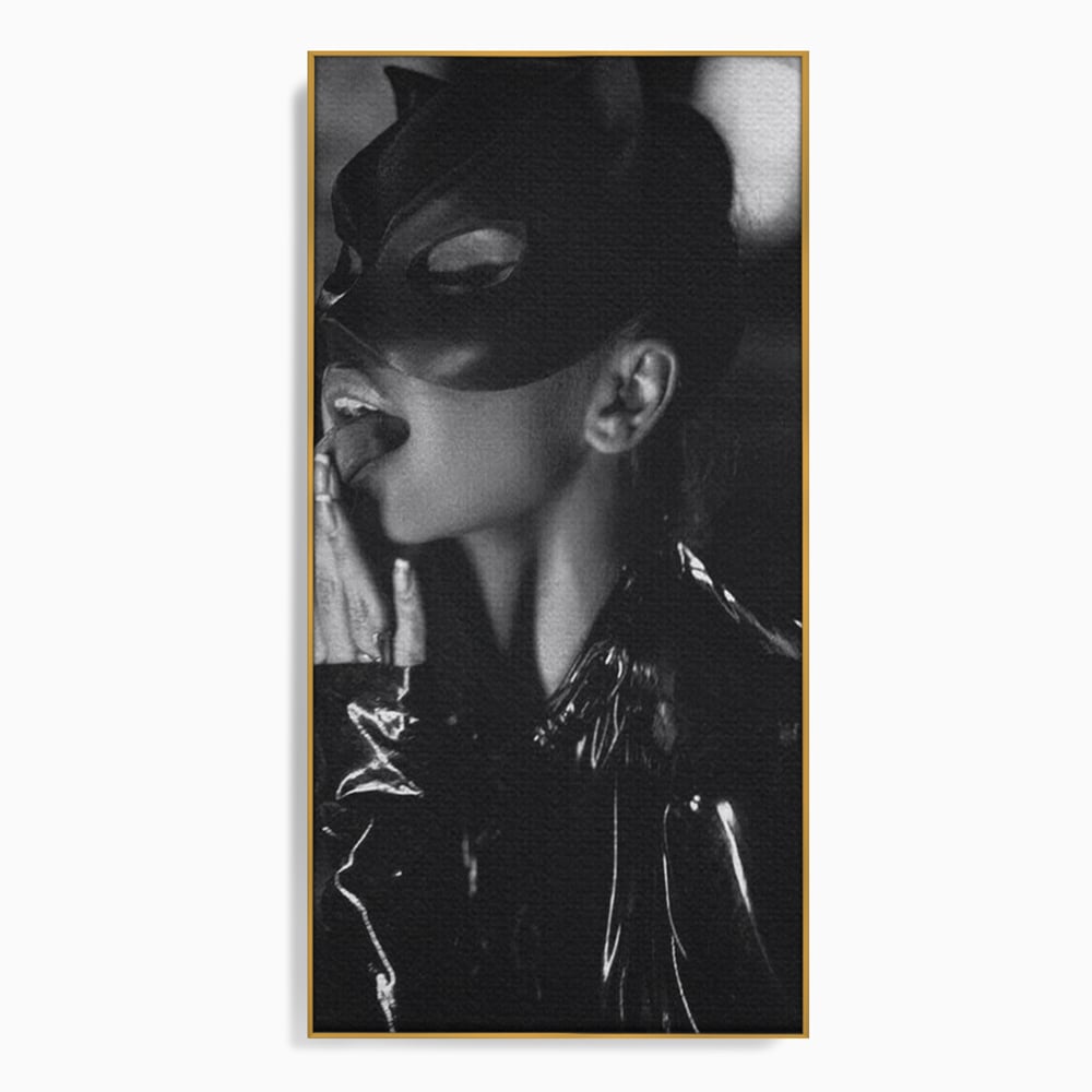 Leinwand Premium Canvas Wandkunst, LuxCanva® P1058, Im Zeichen der Katze, Maske, Exzentrisch, Identität, Schwarz, Nächtlich, Spiel, Ritual, Katze, Kostüm, Sinnlich, Provokativ, Wohnen, Schlafzimmer