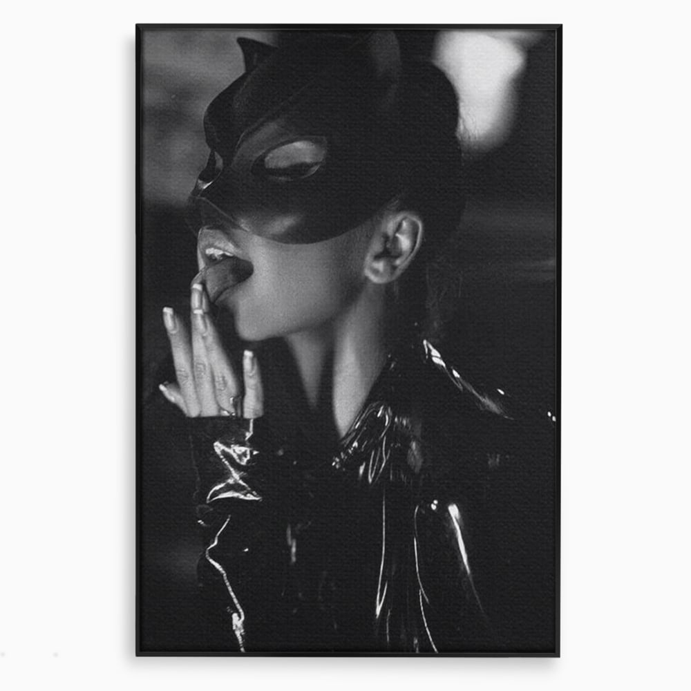 Leinwand Premium Canvas Wandkunst, LuxCanva® P1058, Im Zeichen der Katze, Maske, Exzentrisch, Identität, Schwarz, Nächtlich, Spiel, Ritual, Katze, Kostüm, Sinnlich, Provokativ, Wohnen, Schlafzimmer