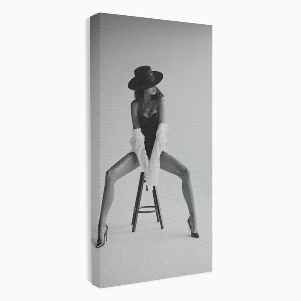 Leinwand Wandbilder Leinwand Premium, LuxCanva® P1059, Verbotene Einladung, Feminin, Hut, Sinnlich, Provokativ, Sexy, Absätze, Heels, Weiß, Schwarz, Shirt, Schlafzimmer, Wohnzimmer
