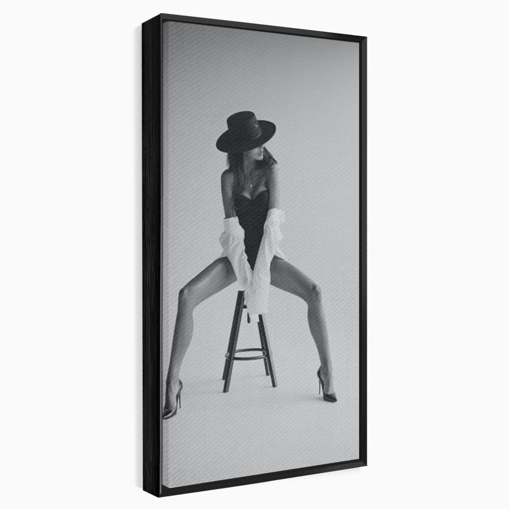Leinwand Wandbilder Leinwand Premium, LuxCanva® P1059, Verbotene Einladung, Feminin, Hut, Sinnlich, Provokativ, Sexy, Absätze, Heels, Weiß, Schwarz, Shirt, Schlafzimmer, Wohnzimmer