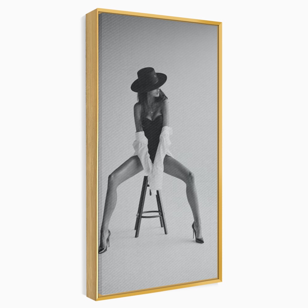 Leinwand Wandbilder Leinwand Premium, LuxCanva® P1059, Verbotene Einladung, Feminin, Hut, Sinnlich, Provokativ, Sexy, Absätze, Heels, Weiß, Schwarz, Shirt, Schlafzimmer, Wohnzimmer