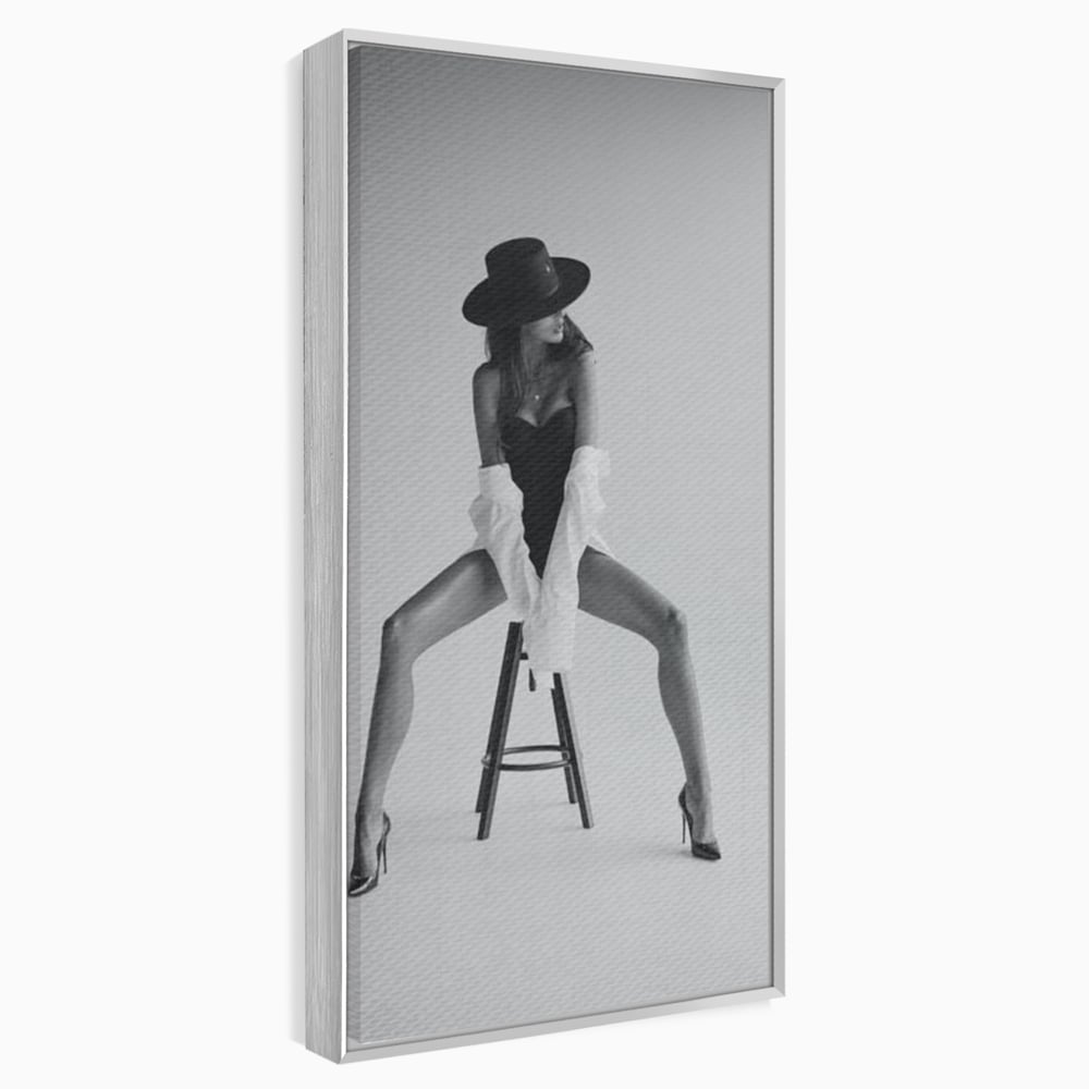 Leinwand Wandbilder Leinwand Premium, LuxCanva® P1059, Verbotene Einladung, Feminin, Hut, Sinnlich, Provokativ, Sexy, Absätze, Heels, Weiß, Schwarz, Shirt, Schlafzimmer, Wohnzimmer