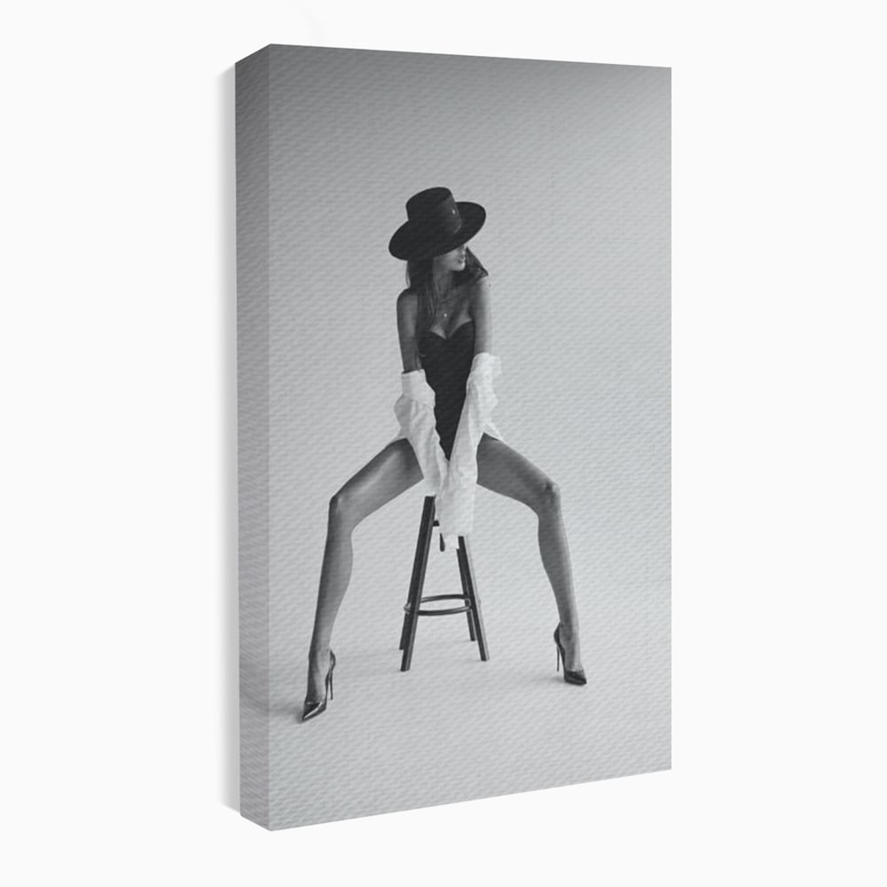 Leinwand Wandbilder Leinwand Premium, LuxCanva® P1059, Verbotene Einladung, Feminin, Hut, Sinnlich, Provokativ, Sexy, Absätze, Heels, Weiß, Schwarz, Shirt, Schlafzimmer, Wohnzimmer
