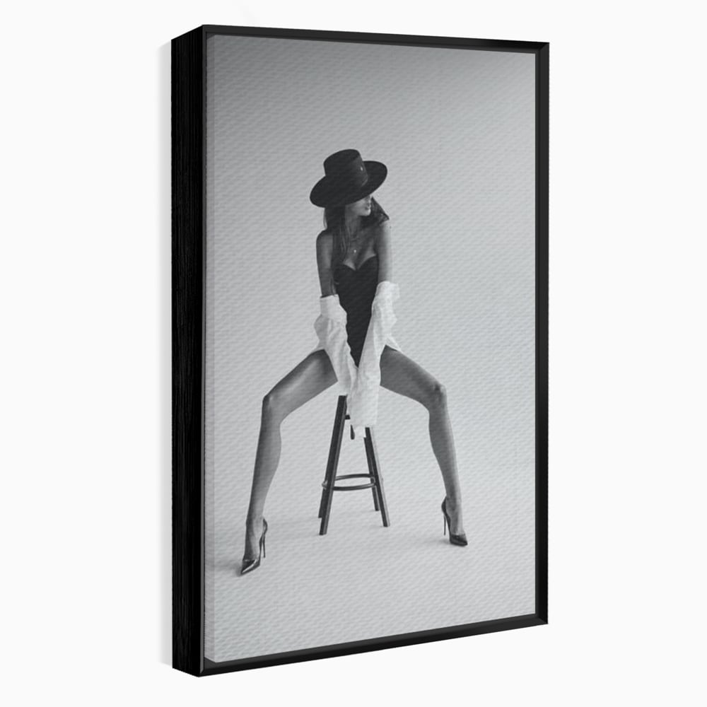 Leinwand Wandbilder Leinwand Premium, LuxCanva® P1059, Verbotene Einladung, Feminin, Hut, Sinnlich, Provokativ, Sexy, Absätze, Heels, Weiß, Schwarz, Shirt, Schlafzimmer, Wohnzimmer