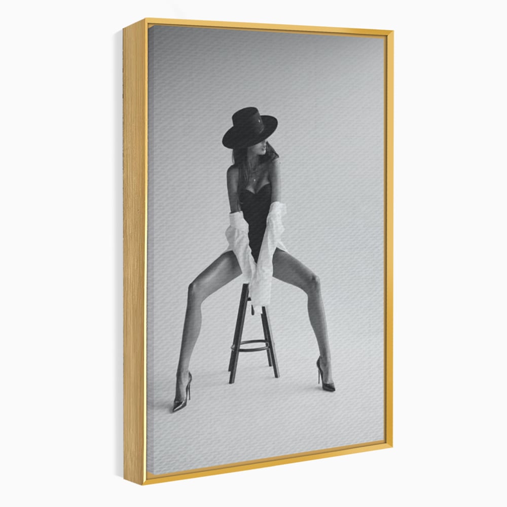 Leinwand Wandbilder Leinwand Premium, LuxCanva® P1059, Verbotene Einladung, Feminin, Hut, Sinnlich, Provokativ, Sexy, Absätze, Heels, Weiß, Schwarz, Shirt, Schlafzimmer, Wohnzimmer
