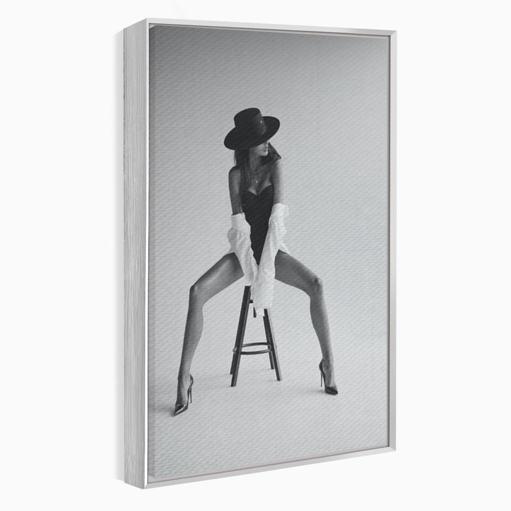 Leinwand Wandbilder Leinwand Premium, LuxCanva® P1059, Verbotene Einladung, Feminin, Hut, Sinnlich, Provokativ, Sexy, Absätze, Heels, Weiß, Schwarz, Shirt, Schlafzimmer, Wohnzimmer