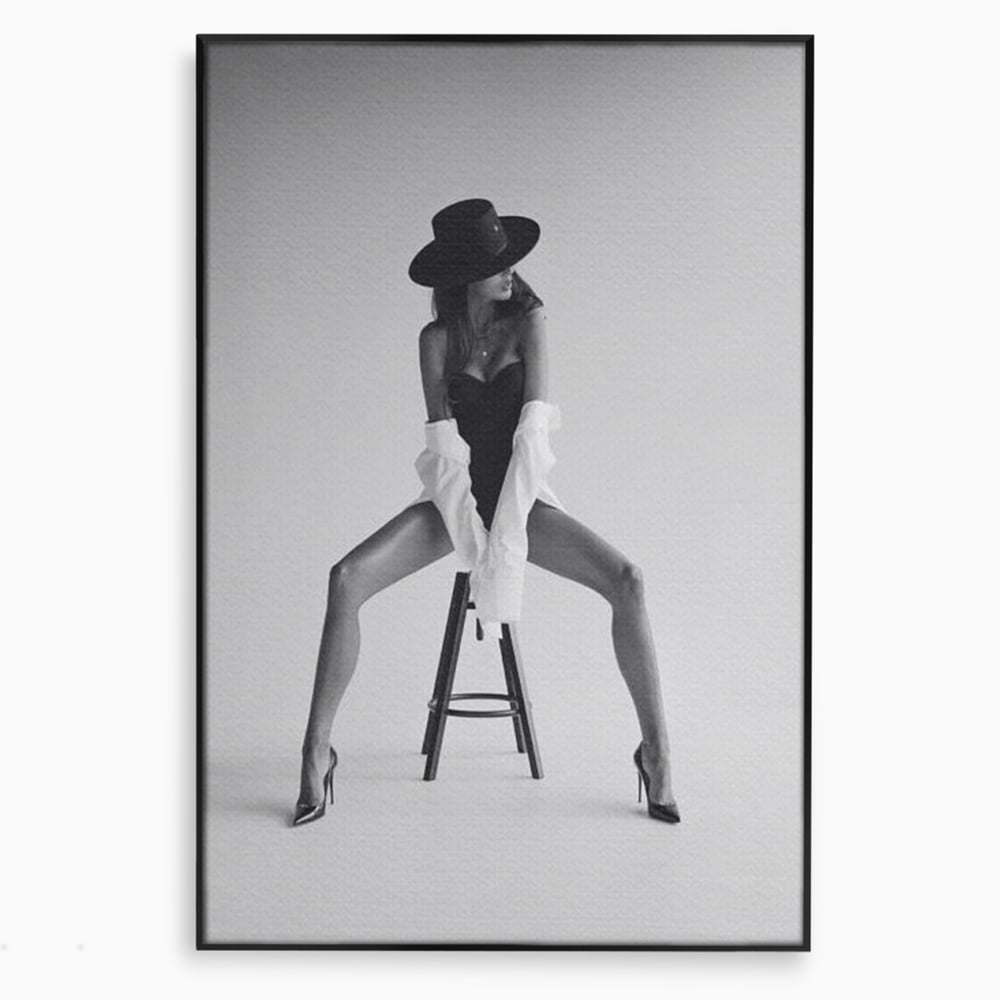 Leinwand Wandbilder Leinwand Premium, LuxCanva® P1059, Verbotene Einladung, Feminin, Hut, Sinnlich, Provokativ, Sexy, Absätze, Heels, Weiß, Schwarz, Shirt, Schlafzimmer, Wohnzimmer