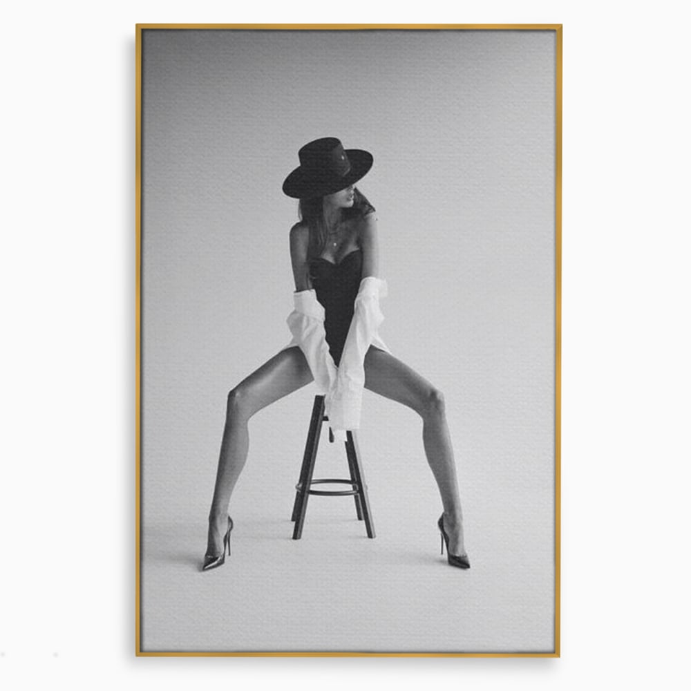 Leinwand Wandbilder Leinwand Premium, LuxCanva® P1059, Verbotene Einladung, Feminin, Hut, Sinnlich, Provokativ, Sexy, Absätze, Heels, Weiß, Schwarz, Shirt, Schlafzimmer, Wohnzimmer