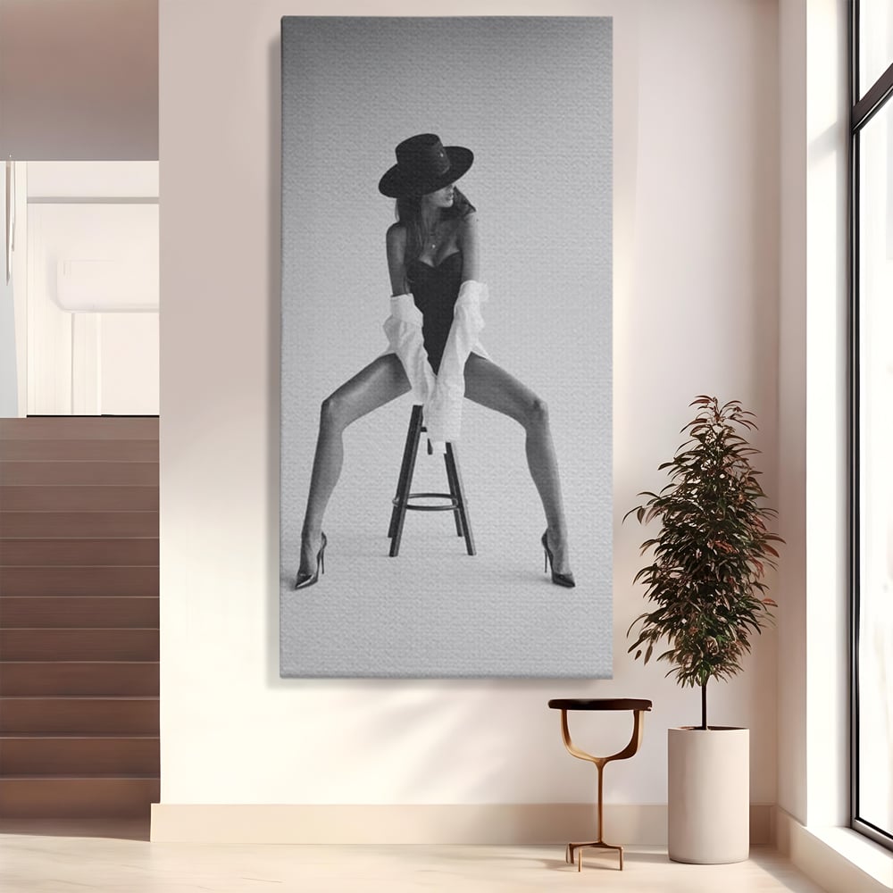 Leinwand Wandbilder Leinwand Premium, LuxCanva® P1059, Verbotene Einladung, Feminin, Hut, Sinnlich, Provokativ, Sexy, Absätze, Heels, Weiß, Schwarz, Shirt, Schlafzimmer, Wohnzimmer