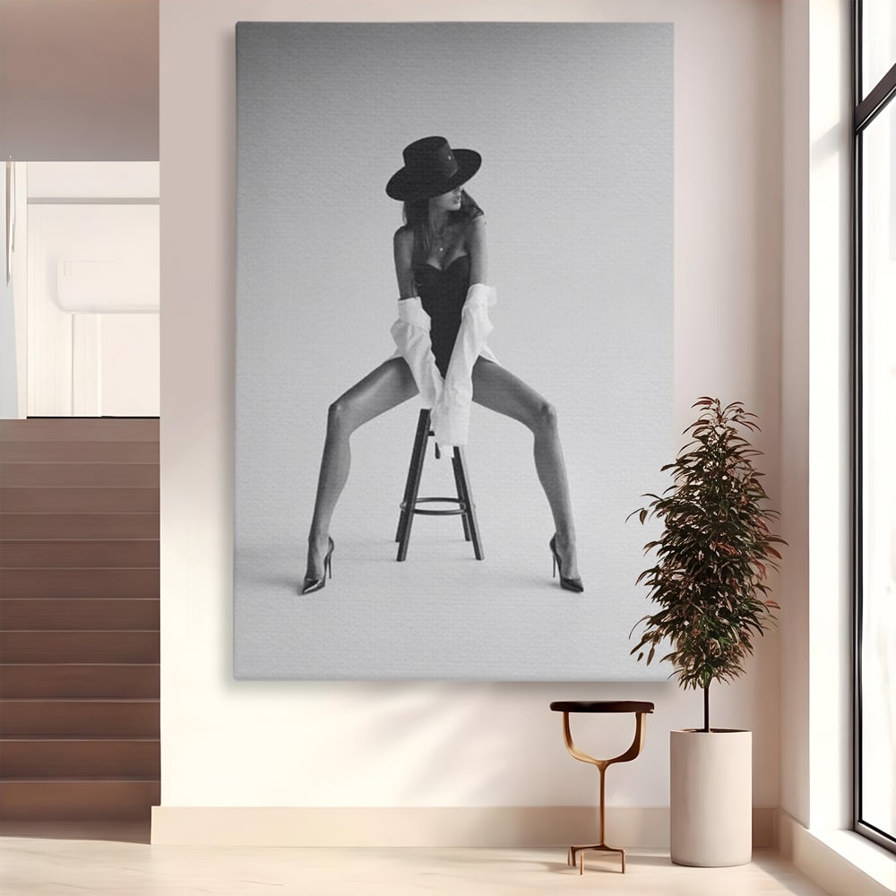 Leinwand Wandbilder Leinwand Premium, LuxCanva® P1059, Verbotene Einladung, Feminin, Hut, Sinnlich, Provokativ, Sexy, Absätze, Heels, Weiß, Schwarz, Shirt, Schlafzimmer, Wohnzimmer
