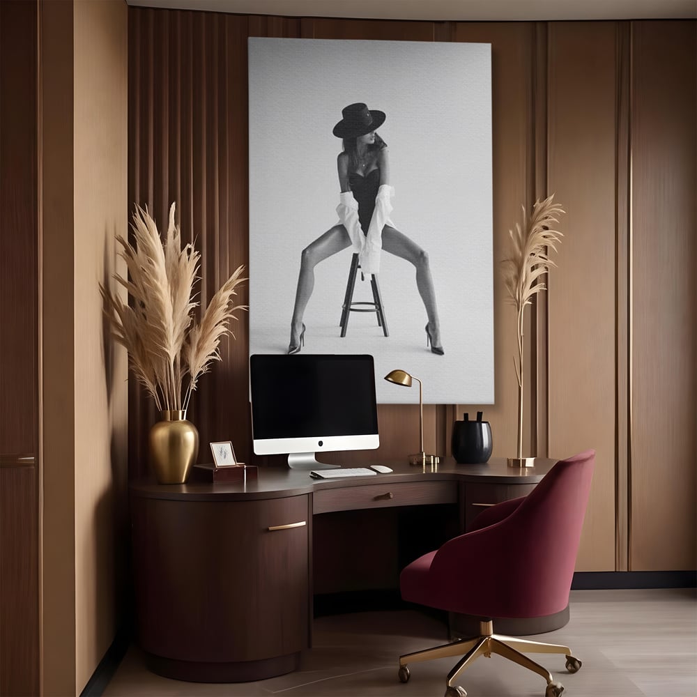 Leinwand Wandbilder Leinwand Premium, LuxCanva® P1059, Verbotene Einladung, Feminin, Hut, Sinnlich, Provokativ, Sexy, Absätze, Heels, Weiß, Schwarz, Shirt, Schlafzimmer, Wohnzimmer