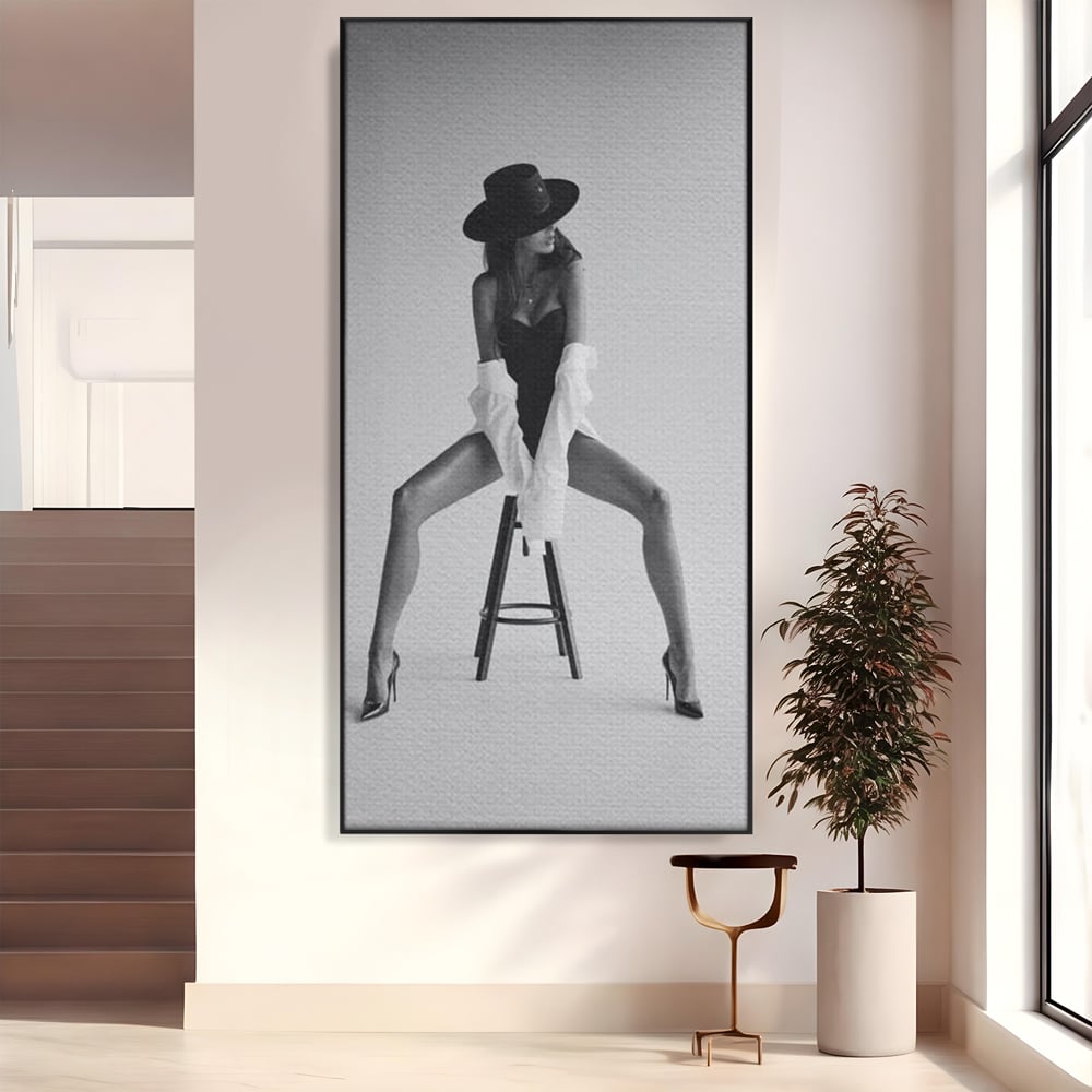 Leinwand Wandbilder Leinwand Premium, LuxCanva® P1059, Verbotene Einladung, Feminin, Hut, Sinnlich, Provokativ, Sexy, Absätze, Heels, Weiß, Schwarz, Shirt, Schlafzimmer, Wohnzimmer