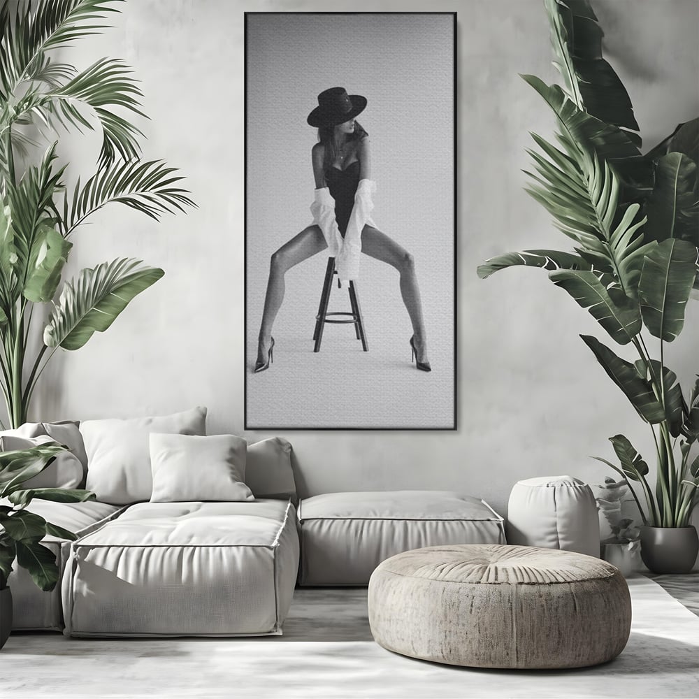 Leinwand Wandbilder Leinwand Premium, LuxCanva® P1059, Verbotene Einladung, Feminin, Hut, Sinnlich, Provokativ, Sexy, Absätze, Heels, Weiß, Schwarz, Shirt, Schlafzimmer, Wohnzimmer