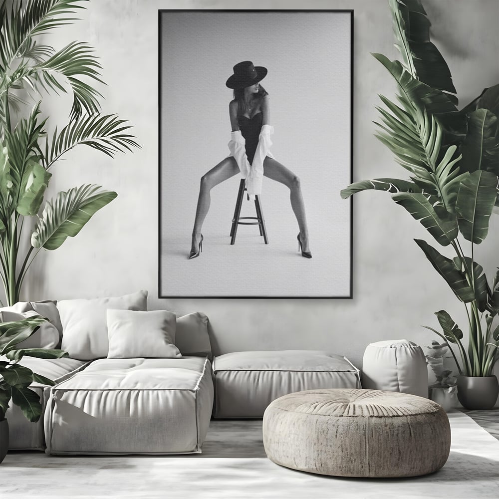 Leinwand Wandbilder Leinwand Premium, LuxCanva® P1059, Verbotene Einladung, Feminin, Hut, Sinnlich, Provokativ, Sexy, Absätze, Heels, Weiß, Schwarz, Shirt, Schlafzimmer, Wohnzimmer
