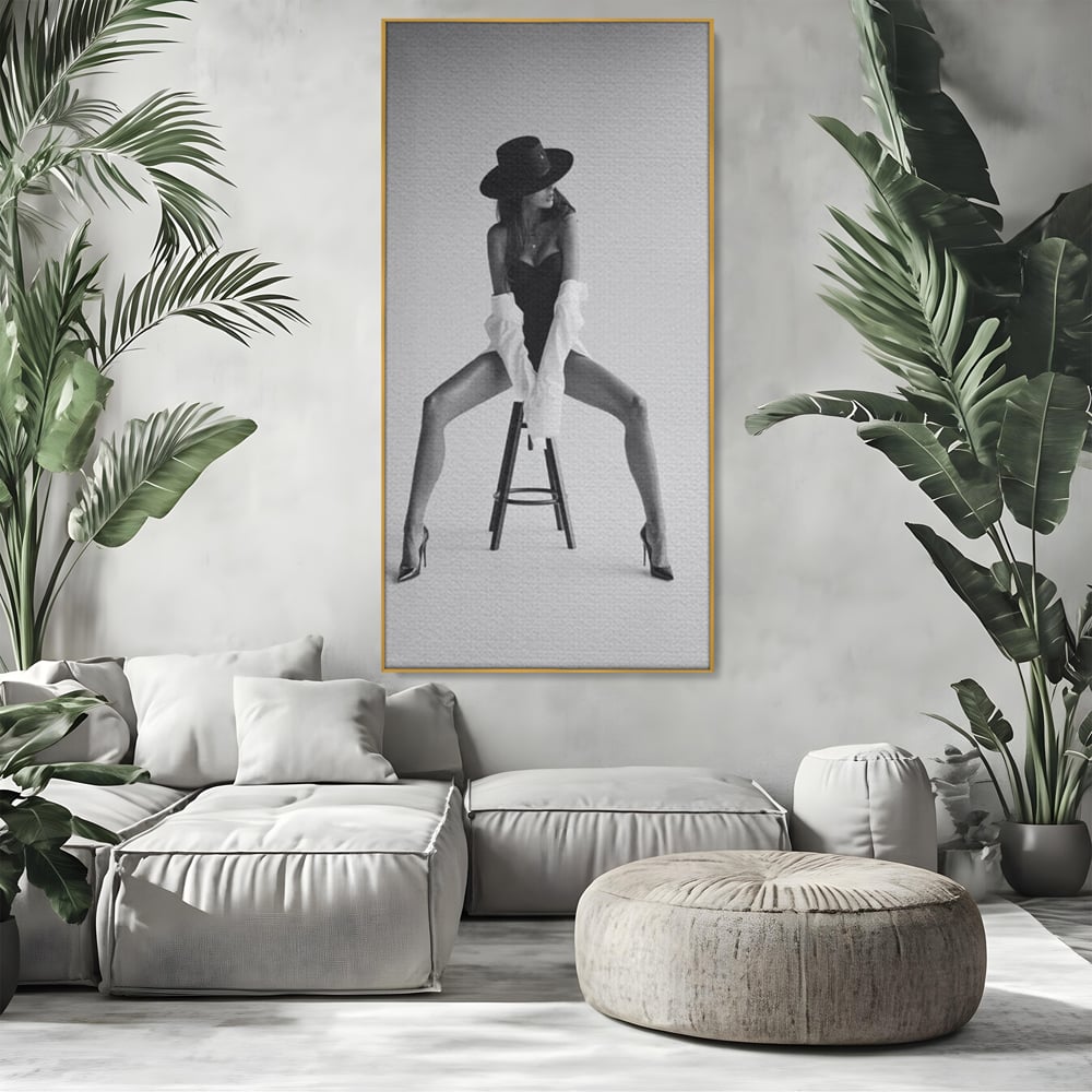 Leinwand Wandbilder Leinwand Premium, LuxCanva® P1059, Verbotene Einladung, Feminin, Hut, Sinnlich, Provokativ, Sexy, Absätze, Heels, Weiß, Schwarz, Shirt, Schlafzimmer, Wohnzimmer