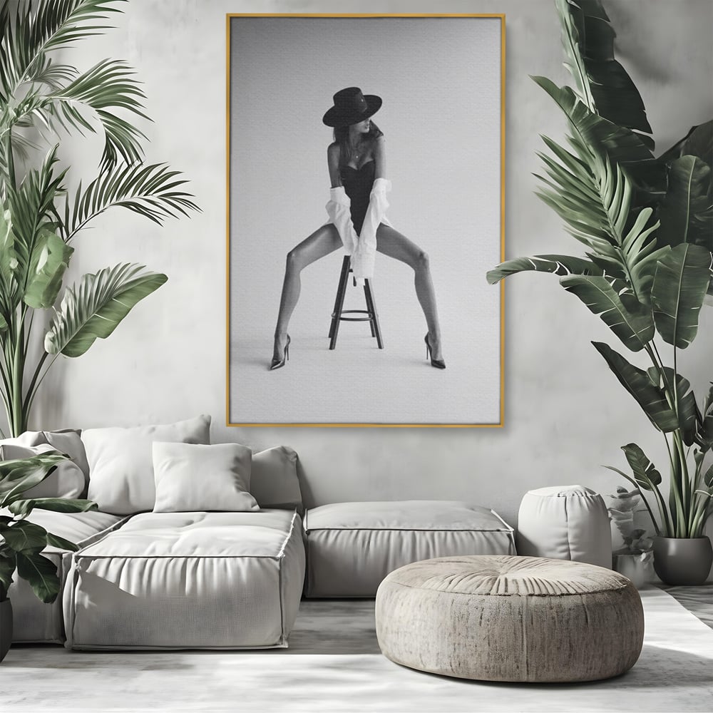 Leinwand Wandbilder Leinwand Premium, LuxCanva® P1059, Verbotene Einladung, Feminin, Hut, Sinnlich, Provokativ, Sexy, Absätze, Heels, Weiß, Schwarz, Shirt, Schlafzimmer, Wohnzimmer