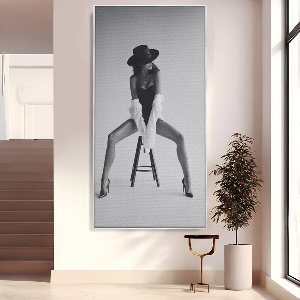 Leinwand Wandbilder Leinwand Premium, LuxCanva® P1059, Verbotene Einladung, Feminin, Hut, Sinnlich, Provokativ, Sexy, Absätze, Heels, Weiß, Schwarz, Shirt, Schlafzimmer, Wohnzimmer