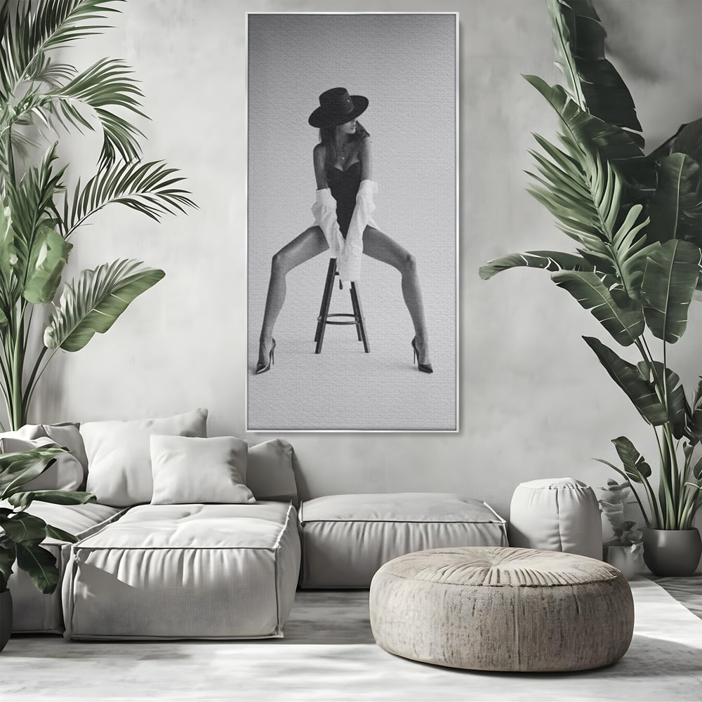Leinwand Wandbilder Leinwand Premium, LuxCanva® P1059, Verbotene Einladung, Feminin, Hut, Sinnlich, Provokativ, Sexy, Absätze, Heels, Weiß, Schwarz, Shirt, Schlafzimmer, Wohnzimmer