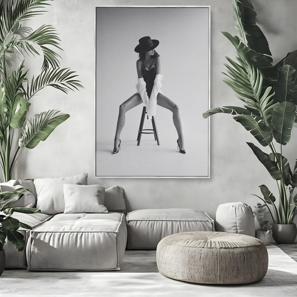 Leinwand Wandbilder Leinwand Premium, LuxCanva® P1059, Verbotene Einladung, Feminin, Hut, Sinnlich, Provokativ, Sexy, Absätze, Heels, Weiß, Schwarz, Shirt, Schlafzimmer, Wohnzimmer