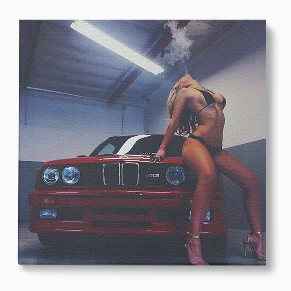 Leinwand Wandbild Canvas Premium, LuxCanva® P1062, Verführung auf vier Rädern, Auto, Rauch, Frau, Sexy, Absätze, Fersen, Verlangen, Körper, Leidenschaft, Urban, Schlafzimmer, Wohnen