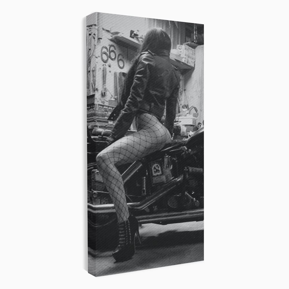Tablou Canvas Premium, LuxCanva® P1065, Eleganta Rebela, Motor, Dresuri, Motocicleta, Femeie, Sexy, Garaj, Urban, Dormitor, Living