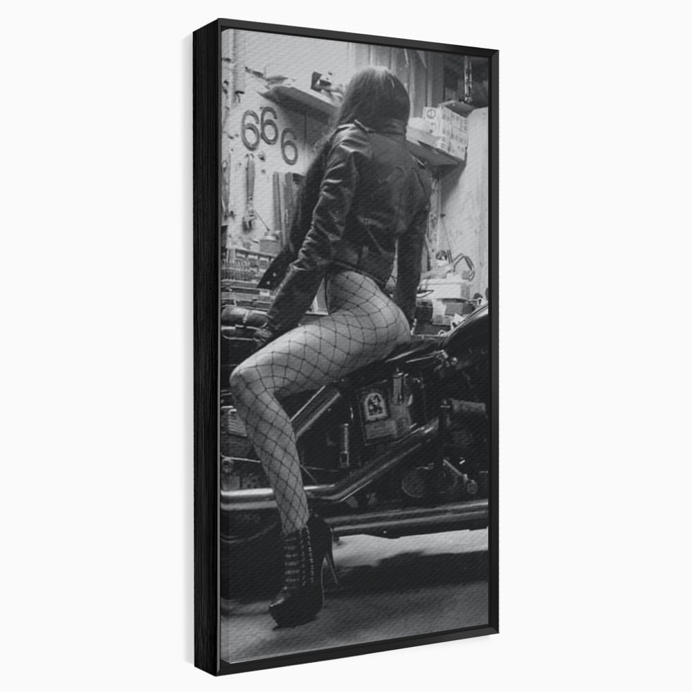 Tablou Canvas Premium, LuxCanva® P1065, Eleganta Rebela, Motor, Dresuri, Motocicleta, Femeie, Sexy, Garaj, Urban, Dormitor, Living