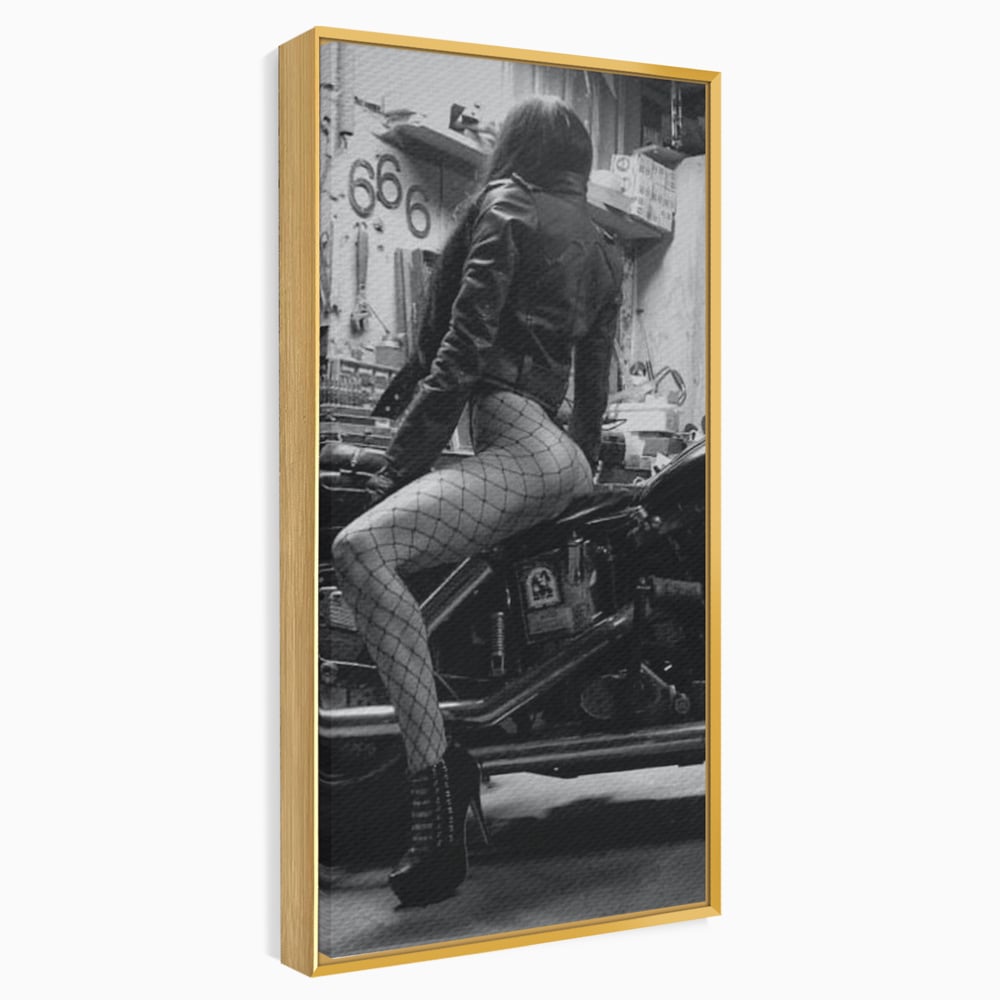 Tablou Canvas Premium, LuxCanva® P1065, Eleganta Rebela, Motor, Dresuri, Motocicleta, Femeie, Sexy, Garaj, Urban, Dormitor, Living