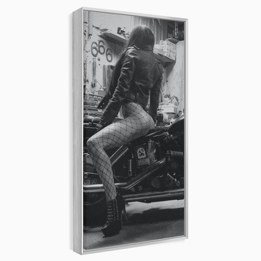 Tablou Canvas Premium, LuxCanva® P1065, Eleganta Rebela, Motor, Dresuri, Motocicleta, Femeie, Sexy, Garaj, Urban, Dormitor, Living