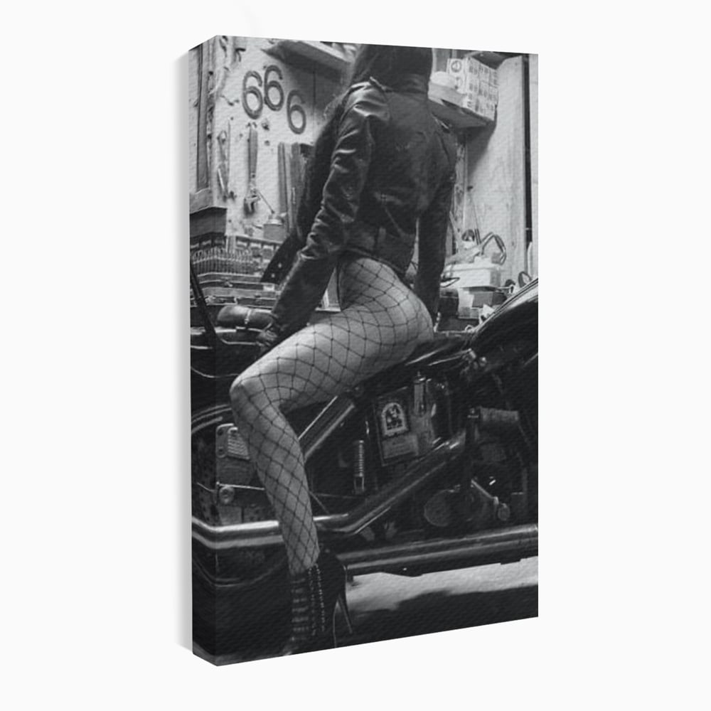 Tablou Canvas Premium, LuxCanva® P1065, Eleganta Rebela, Motor, Dresuri, Motocicleta, Femeie, Sexy, Garaj, Urban, Dormitor, Living
