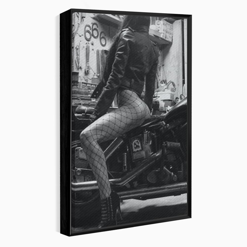 Tablou Canvas Premium, LuxCanva® P1065, Eleganta Rebela, Motor, Dresuri, Motocicleta, Femeie, Sexy, Garaj, Urban, Dormitor, Living