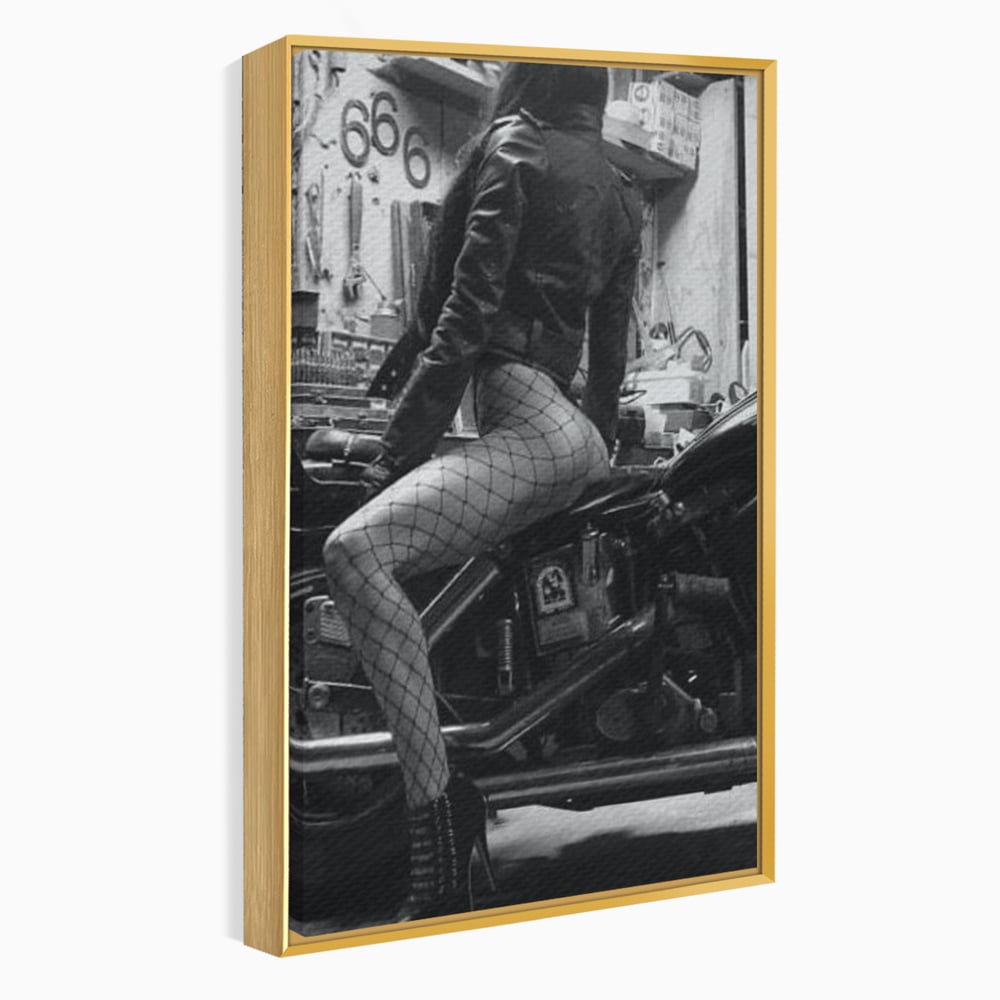Tablou Canvas Premium, LuxCanva® P1065, Eleganta Rebela, Motor, Dresuri, Motocicleta, Femeie, Sexy, Garaj, Urban, Dormitor, Living