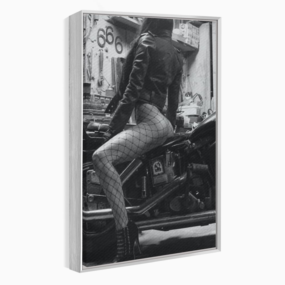 Tablou Canvas Premium, LuxCanva® P1065, Eleganta Rebela, Motor, Dresuri, Motocicleta, Femeie, Sexy, Garaj, Urban, Dormitor, Living