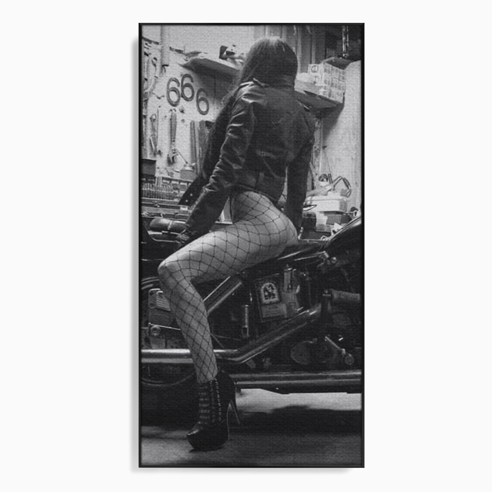 Tablou Canvas Premium, LuxCanva® P1065, Eleganta Rebela, Motor, Dresuri, Motocicleta, Femeie, Sexy, Garaj, Urban, Dormitor, Living