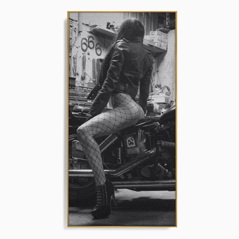 Tablou Canvas Premium, LuxCanva® P1065, Eleganta Rebela, Motor, Dresuri, Motocicleta, Femeie, Sexy, Garaj, Urban, Dormitor, Living