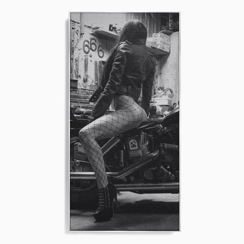 Tablou Canvas Premium, LuxCanva® P1065, Eleganta Rebela, Motor, Dresuri, Motocicleta, Femeie, Sexy, Garaj, Urban, Dormitor, Living