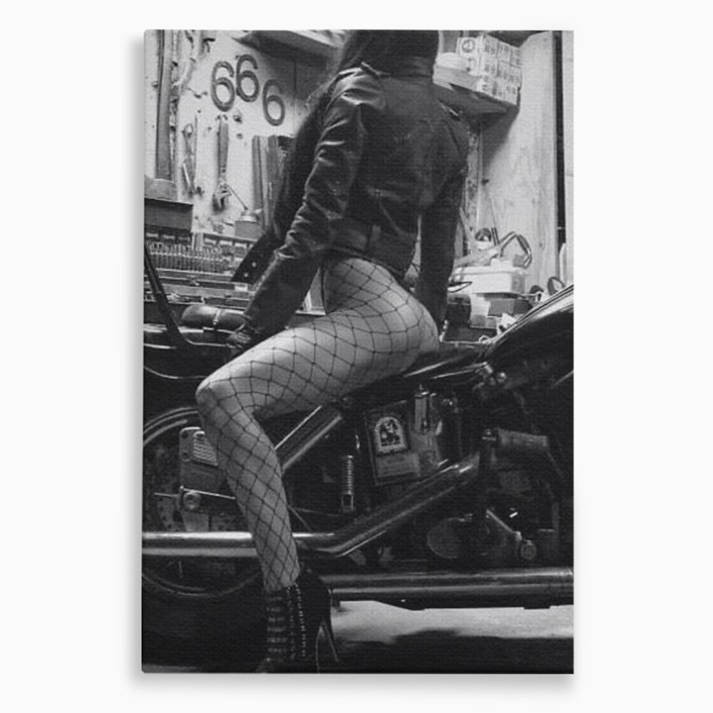 Tablou Canvas Premium, LuxCanva® P1065, Eleganta Rebela, Motor, Dresuri, Motocicleta, Femeie, Sexy, Garaj, Urban, Dormitor, Living