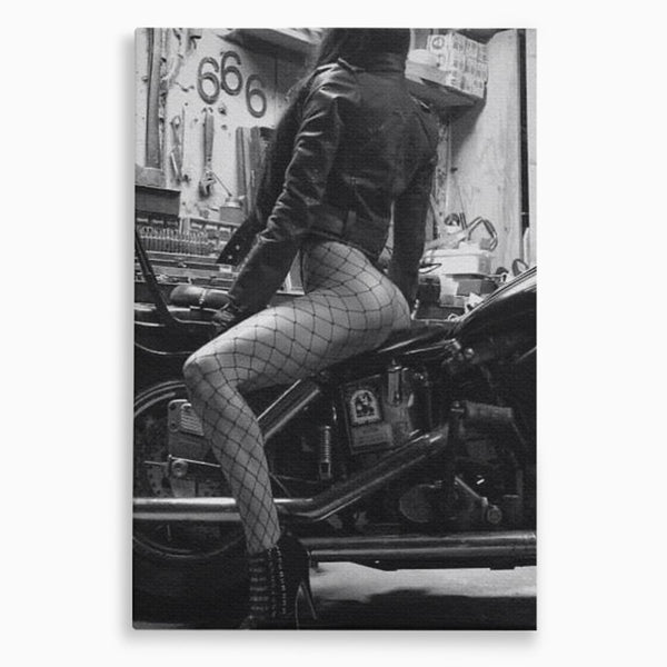Tablou Canvas Premium, LuxCanva® P1065, Eleganta Rebela, Motor, Dresuri, Motocicleta, Femeie, Sexy, Garaj, Urban, Dormitor, Living