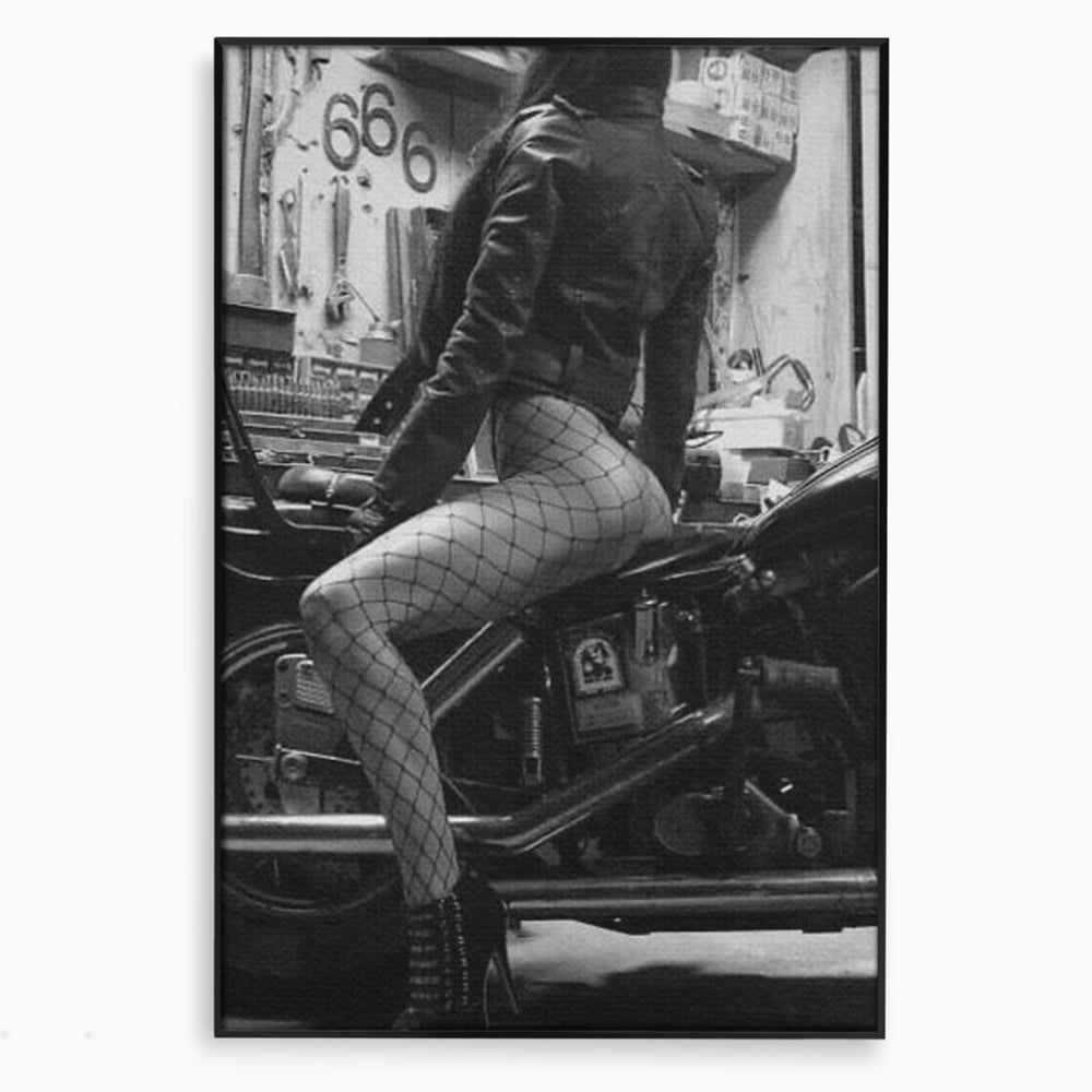 Tablou Canvas Premium, LuxCanva® P1065, Eleganta Rebela, Motor, Dresuri, Motocicleta, Femeie, Sexy, Garaj, Urban, Dormitor, Living
