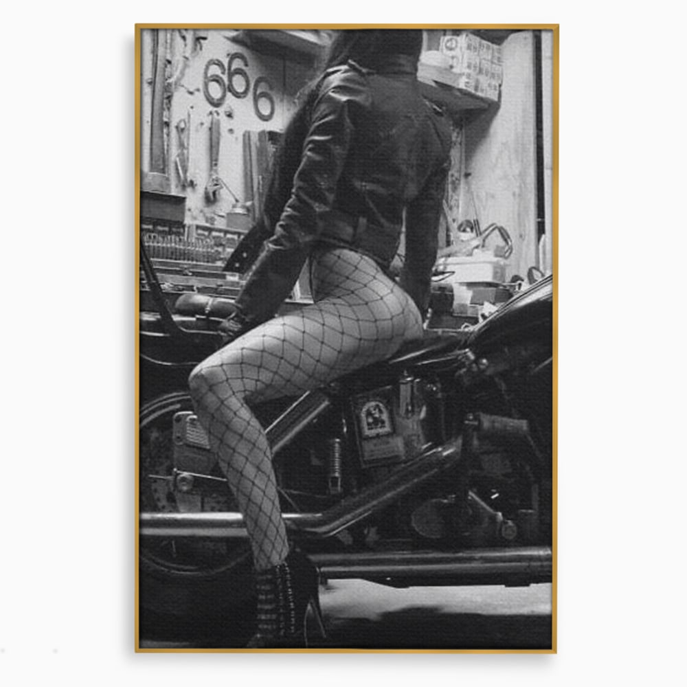 Tablou Canvas Premium, LuxCanva® P1065, Eleganta Rebela, Motor, Dresuri, Motocicleta, Femeie, Sexy, Garaj, Urban, Dormitor, Living