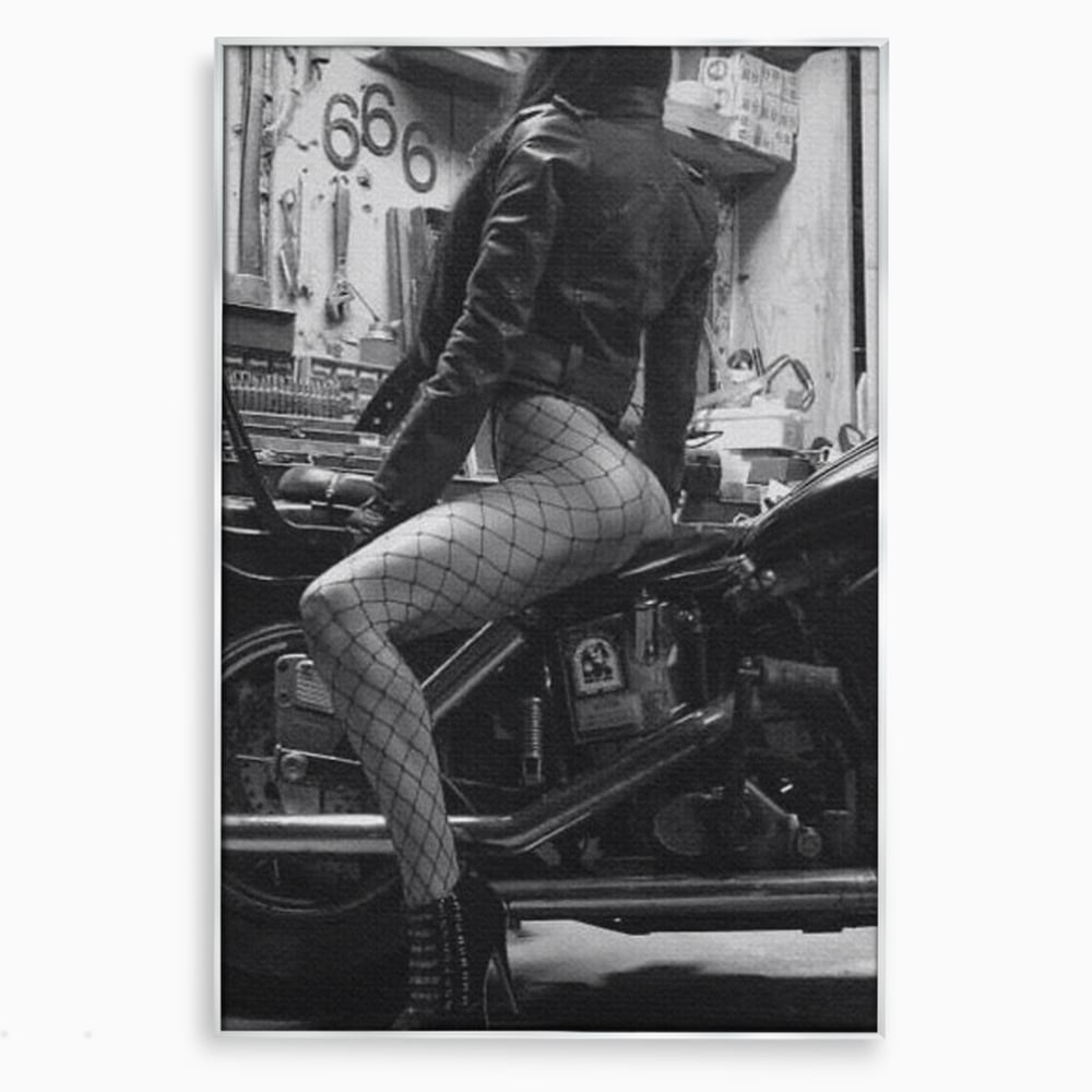 Tablou Canvas Premium, LuxCanva® P1065, Eleganta Rebela, Motor, Dresuri, Motocicleta, Femeie, Sexy, Garaj, Urban, Dormitor, Living